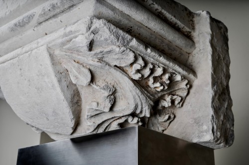Sculpture  - Stone capital with a central coat of arms - France, 14th century