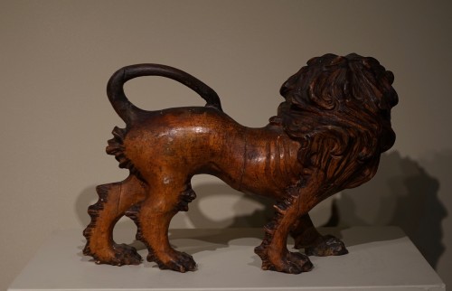 XVIIIe siècle - Lion en buis sculpté en ronde-bosse et polychromé - Venise vers 1750