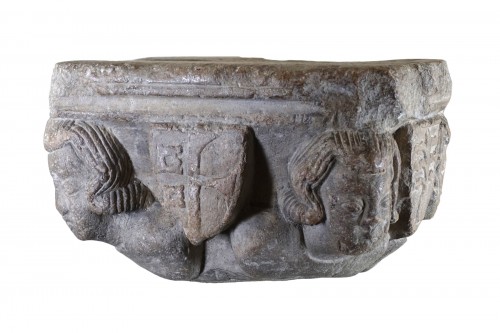 Chapiteau à décor de quatre têtes et écus - Ile de France, XIII siècle