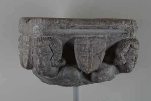 Chapiteau à décor de quatre têtes et écus - Ile de France, XIII siècle - Sculpture Style Moyen Âge
