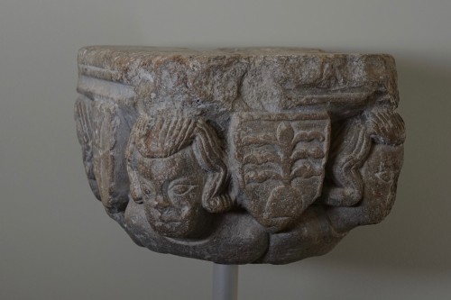 Sculpture  - Chapiteau à décor de quatre têtes et écus - Ile de France, XIII siècle