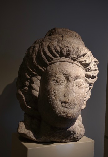 Monumental feminine head - Roman Empire (Palmira?) - 3rd-4th century AD - 