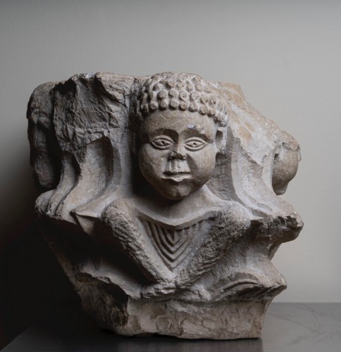 Antiquités - Chapiteau roman à décor de quatre bustes d'Africains - Italie du Sud, XIII siècle