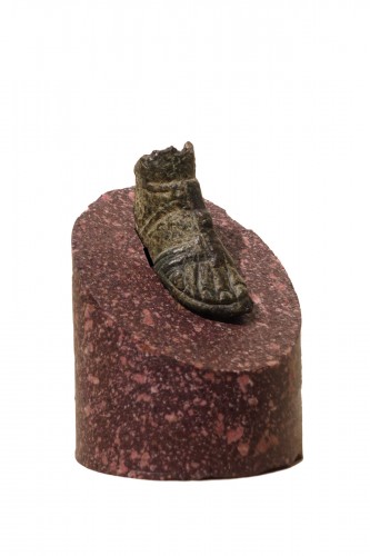 Pied en bronze avec spartiate a lanières - Epoque romaine