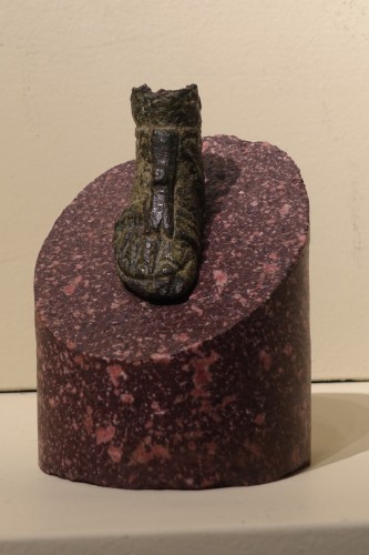 Archéologie  - Pied en bronze avec spartiate a lanières - Epoque romaine