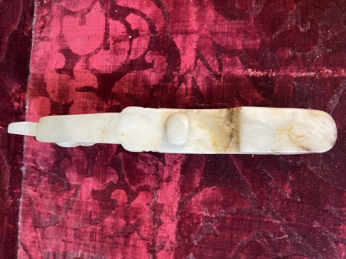 Archéologie  - Grande fibule en Jade blanc crème à tête de dragon