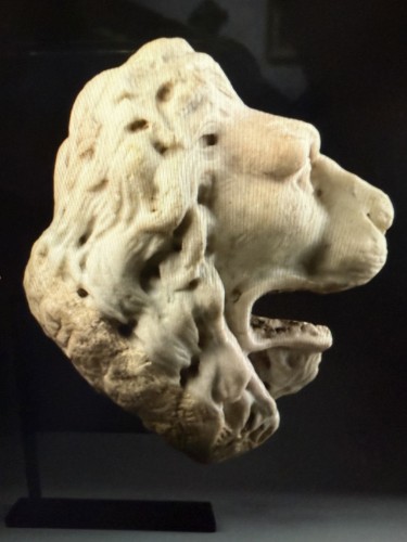 Sculpture  - Lion&#039;s heads in 15th 16 th century marble