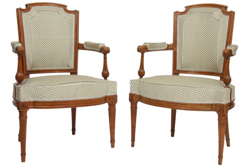 Paire de fauteuils Louis XVI  en bois naturel