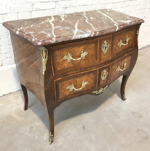 Jolie petite commode sauteuse à façade galbée