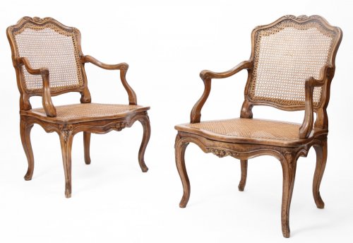 Paire de larges fauteuils cannés d'époque Louis XV