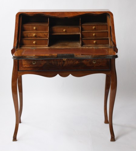 Bureau dos d'ane marqueté Louis XV - Mobilier Style Louis XV