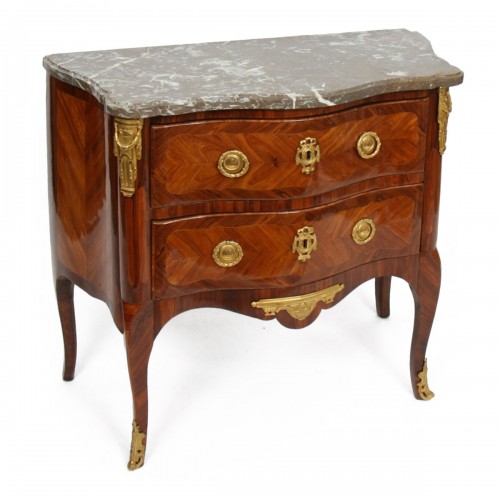 Petite commode marquetée Louis XV  Estampille de Lapie