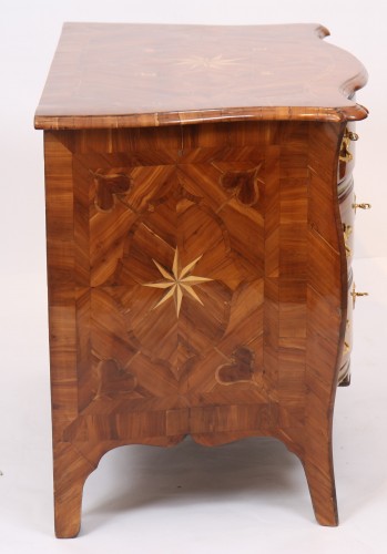 Commode de l'est, époque Louis XV - Mobilier Style Louis XV