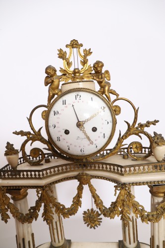 Importante pendule portique Louis XVI - Horlogerie Style Louis XVI