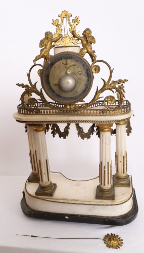 Horlogerie Pendule - Importante pendule portique Louis XVI