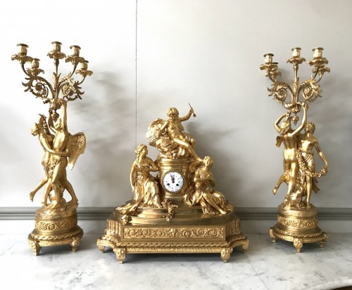 Garniture néo-classique en bronze dore "À l'Amour" - Horlogerie Style 