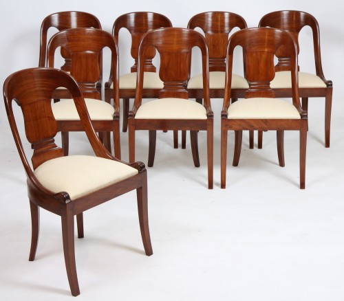 Suite de huit chaises gondoles en acajou - Denoyelle antiquités