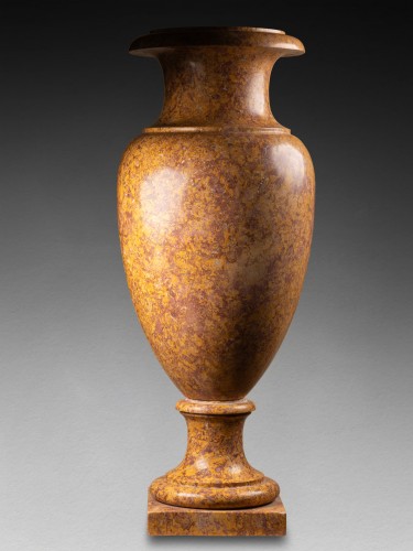 Vase monumental en marbre de Brocatelle d’Espagne - Objet de décoration Style 