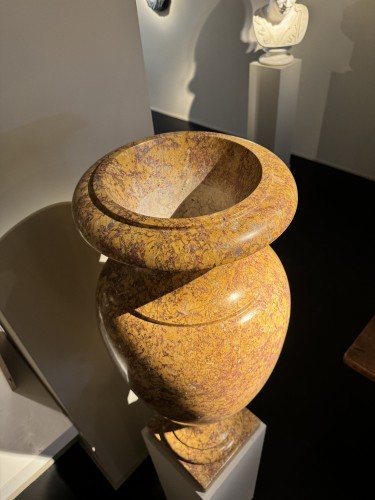  - Vase monumental en marbre de Brocatelle d’Espagne