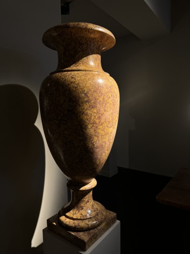 Antiquités - Vase monumental en marbre de Brocatelle d’Espagne