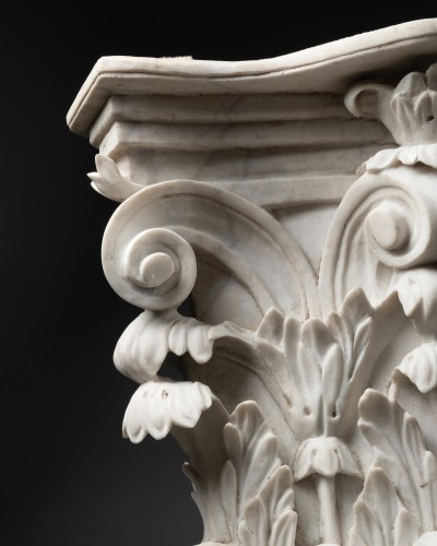 Pair Relief Capitals - 