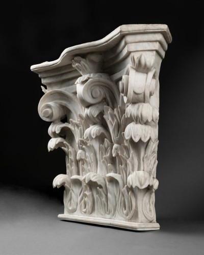 Antiquités - Pair Relief Capitals