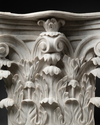Antiquités - Pair Relief Capitals