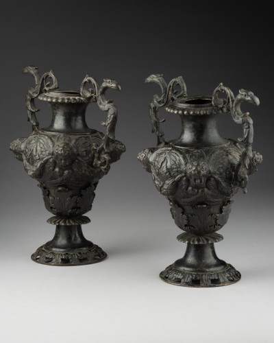 Paire de vases de bronze,  du Nord vers 1650–1750 - Objet de décoration Style 