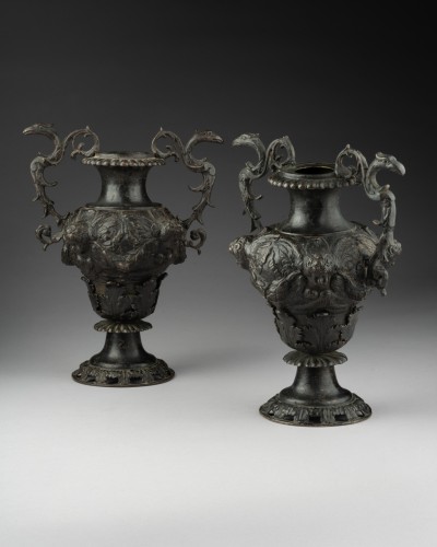 Objet de décoration Cassolettes, coupe et vase - Paire de vases de bronze,  du Nord vers 1650–1750