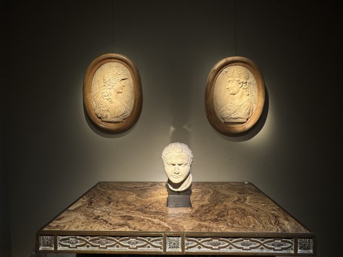 Sculpture Sculpture en Marbre - Paire de reliefs  Alexandre le Grand & Olympias