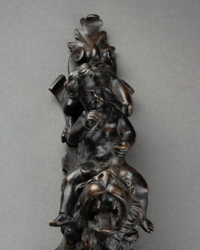 17th century - Flemish bronze fitting, Putto on a lion