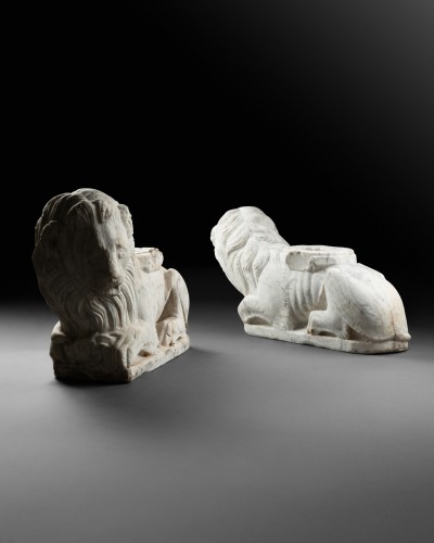 Antiquités - Marble Recumbant lions