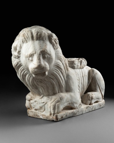 Antiquités - Marble Recumbant lions