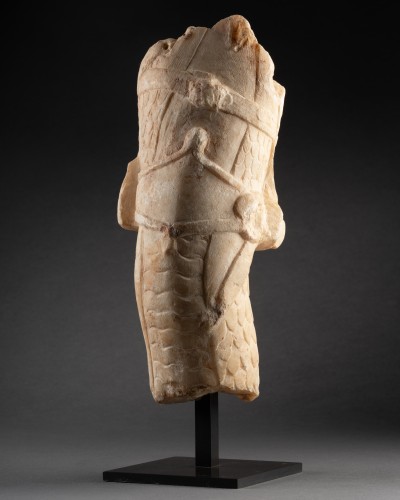 Fragment sculpté d’un serpent harnaché, époque romaine - Desmet Galerie