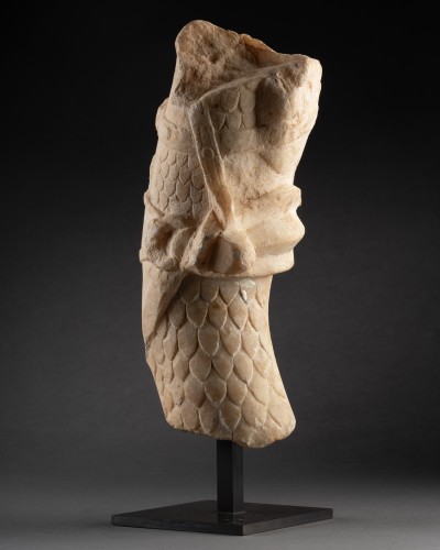  - Fragment sculpté d’un serpent harnaché, époque romaine