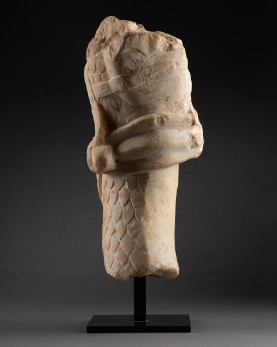 Antiquités - Fragment sculpté d’un serpent harnaché, époque romaine