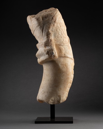 Antiquités - Fragment sculpté d’un serpent harnaché, époque romaine