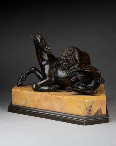 Sculpture Sculpture en Bronze - Lion attaquant un cheval