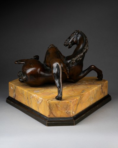 Antiquités - Lion attaquant un cheval