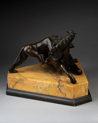 Antiquités - Lion attaquant un cheval
