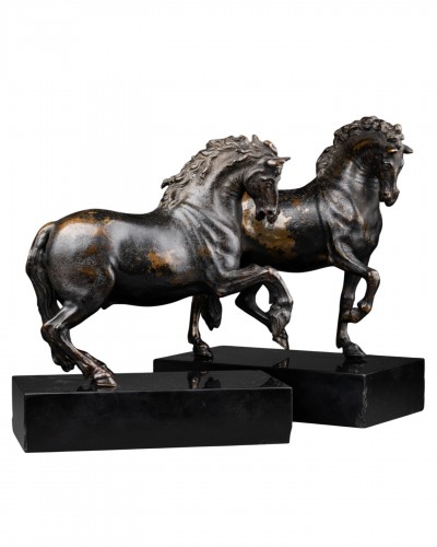 Étalon au pas amblé et étalon cabré exécutant des mouvements de manège