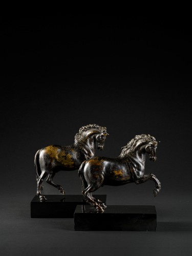 Étalon au pas amblé et étalon cabré exécutant des mouvements de manège - Sculpture Style 