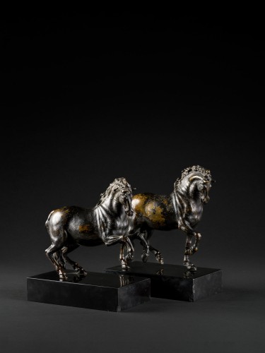 Sculpture Sculpture en Bronze - Étalon au pas amblé et étalon cabré exécutant des mouvements de manège