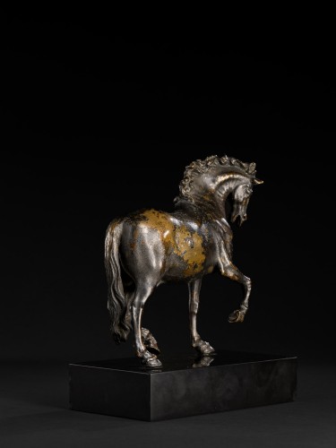  - Étalon au pas amblé et étalon cabré exécutant des mouvements de manège