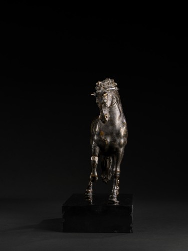 Antiquités - Étalon au pas amblé et étalon cabré exécutant des mouvements de manège