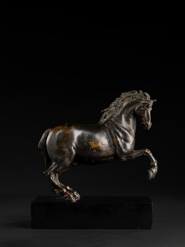 Antiquités - Étalon au pas amblé et étalon cabré exécutant des mouvements de manège