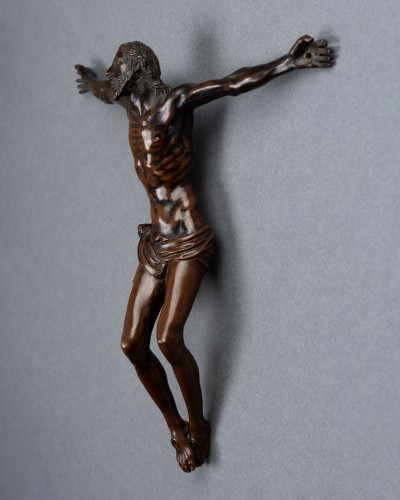 Crucifix au Christ vivant - Desmet Galerie