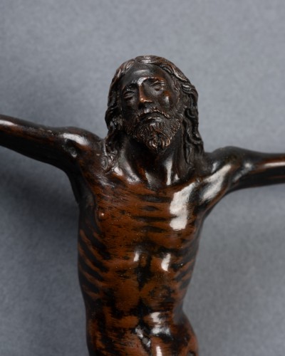  - Crucifix au Christ vivant