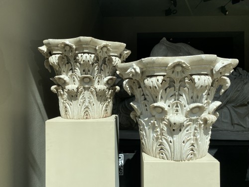Sculpture  - Pair of marble capitals, Italy 18th century