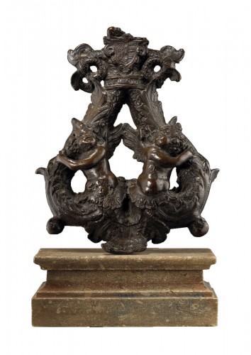 Heurtoir de porte en bronze avec deux Putti, Italie du Nord (Venise) vers 1600